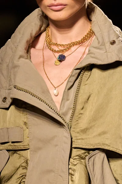 Look 70